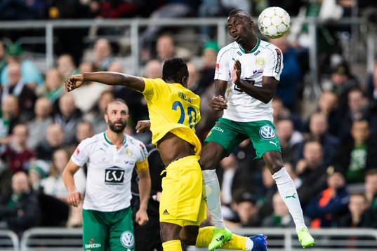 HJK Helsingfors Vincent Onovo i en nickduell med Hammarbys