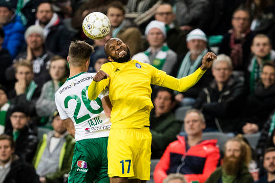 Hammarbys Dusan Jajic i en nickduell med HJK Helsingfors