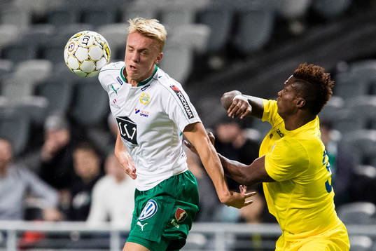 Hammarbys Isac Lidberg i kamp om bollen med HJK Helsingfors