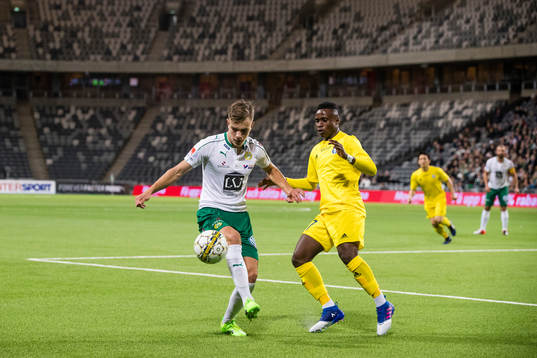 Hammarbys Dusan Jajic och HJK Helsingfors Evans Mensah