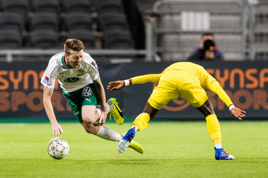 Hammarbys Birkir Már Saevarsson dras omkull av HJK