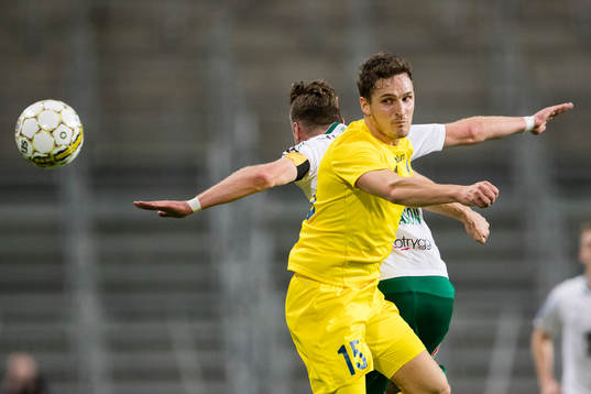 HJK Helsingfors Ville Jalasto i en nickduell med Hammarbys