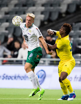 Hammarbys Isac Lidberg i kamp om bollen med HJK Helsingfors