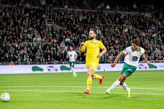 Hammarbys Leo Bengtsson skjuter in 1-0 för Hammarby