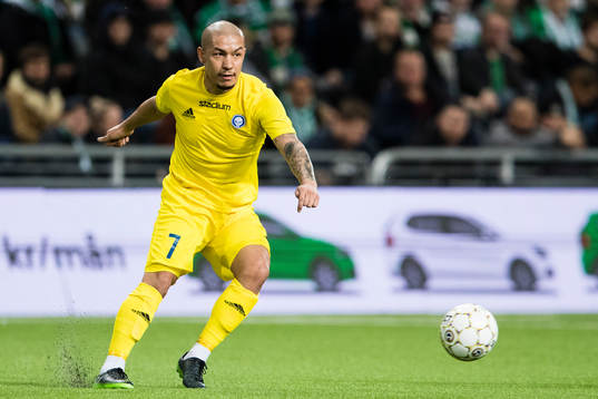 HJK Helsingfors Moshtagh Yaghoubi med bollen