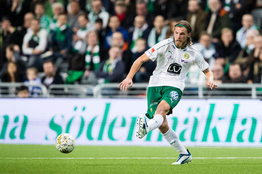 Hammarbys Björn Paulsen med en passning
