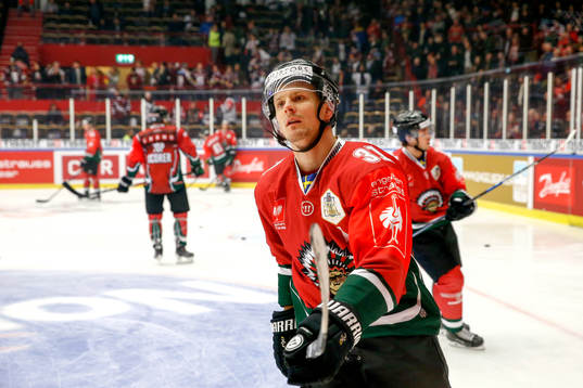Frölundas Nicklas Lasu värmer upp