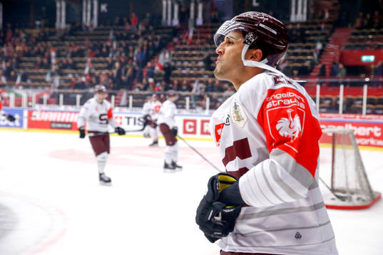 Sparta Prags Andre Deveaux värmer upp