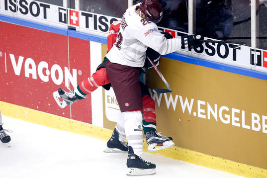 Sparta Prags Andre Deveaux och Frölundas Simon Hjalmarsson