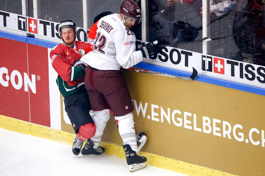 Sparta Prags Andre Deveaux och Frölundas Simon Hjalmarsson