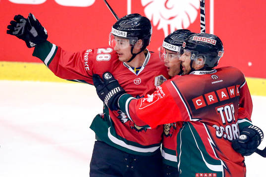Frölundas Casey Wellman jublar med lagkamrater