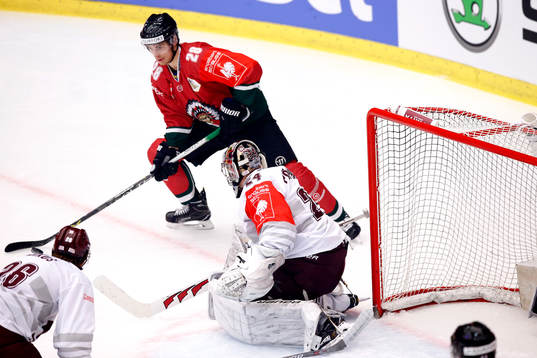 Frölundas Johan Sundström med en målchans mot Sparta