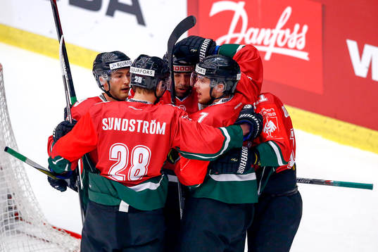 Frölundas Joel Lundqvist jublar med lagkamrater