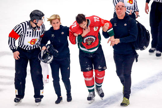 Frölundas Patrik Carlsson får hjälp av isen