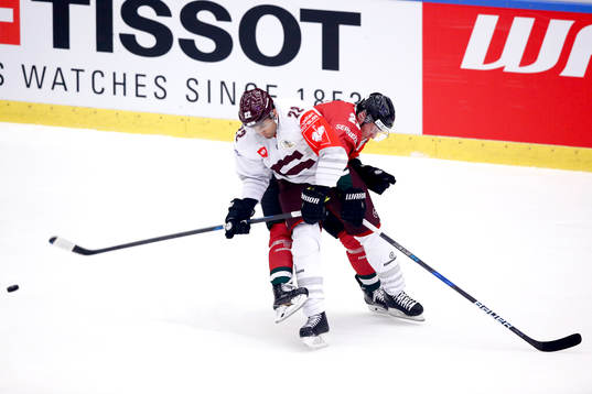 Sparta Prags Andre Deveaux och Frölundas Christoffer Ehn
