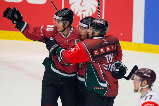 Frölundas Casey Wellman jublar och omfamnas av Johan