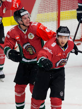 Frölundas Casey Wellman jublar ihop med Victor Olofsson