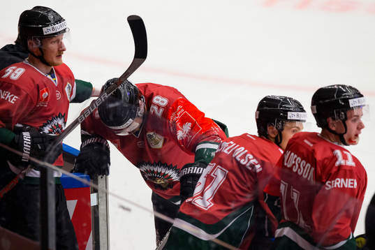 Frölundas Johan Sundström lämnar isen med skada