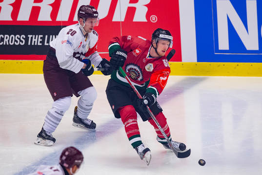 Frölundas Simon Hjalmarsson före Sparta Prags Petr Vrana