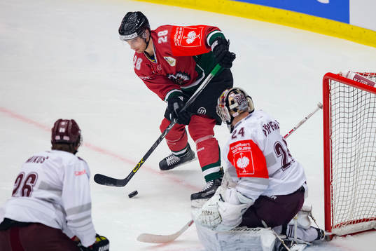 Frölundas Johan Sundström med chans framför Sparta Prags