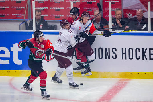 Sparta Prags Martin Gernat tacklar Frölundas Henrik