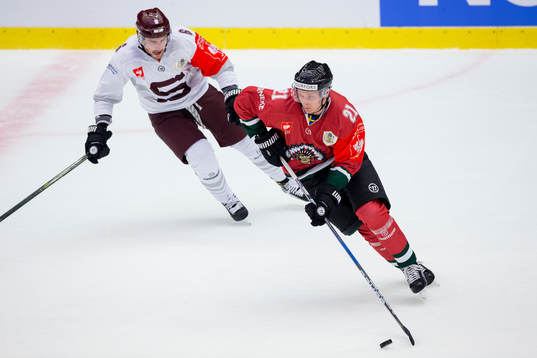 Frölundas Christoffer Ehn före Sparta Prags Lukas Cingel