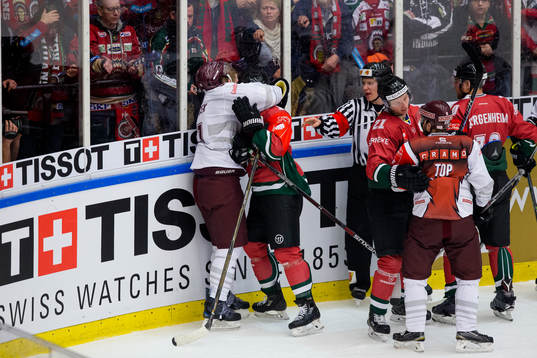 Sparta Prags Jan Svrcek i gruff med Frölundas Matt Donovan
