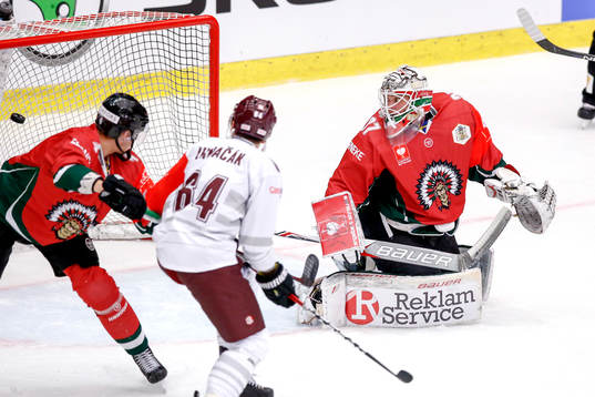 Frölundas målvakt Johan Gustafsson ser pucken gå in
