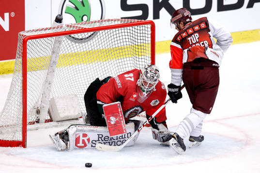 Sparta Prags Lukas Pech och Frölundas målvakt Johan
