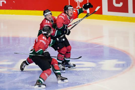 Frölundas Nicklas Lasu jublar och omfamnas av Matt Donovan