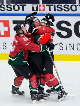 Frölundas Nicklas Lasu jublar och omfamnas av Matt Donovan