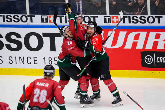 Frölundas Nicklas Lasu jublar och omfamnas av Matt Donovan