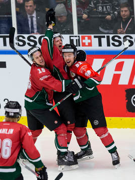 Frölundas Nicklas Lasu jublar och omfamnas av Matt Donovan