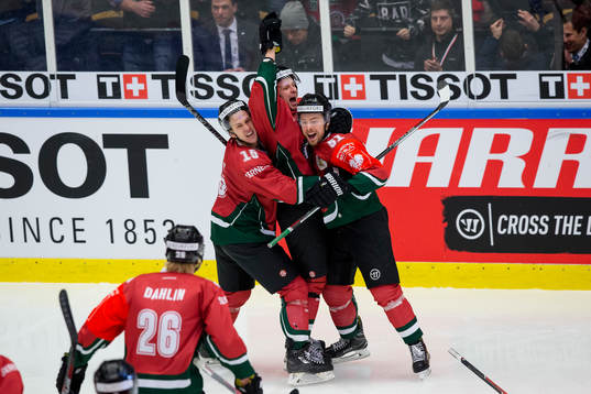 Frölundas Nicklas Lasu jublar och omfamnas av Matt Donovan
