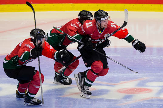 Frölundas Nicklas Lasu jublar och omfamnas av Matt Donovan