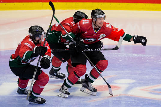 Frölundas Nicklas Lasu jublar och omfamnas av Matt Donovan