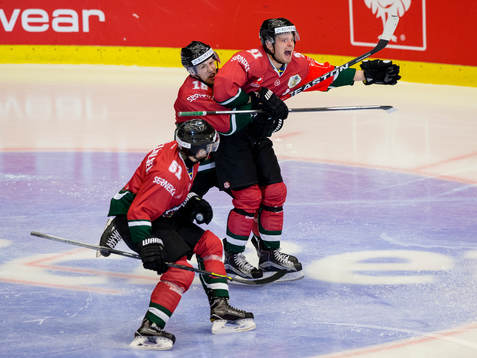 Frölundas Nicklas Lasu jublar och omfamnas av Matt Donovan