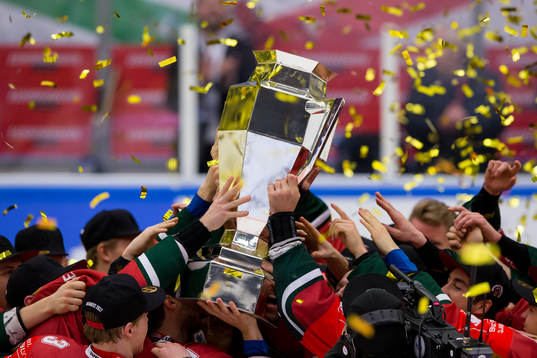 Frölunda lyfter pokalen