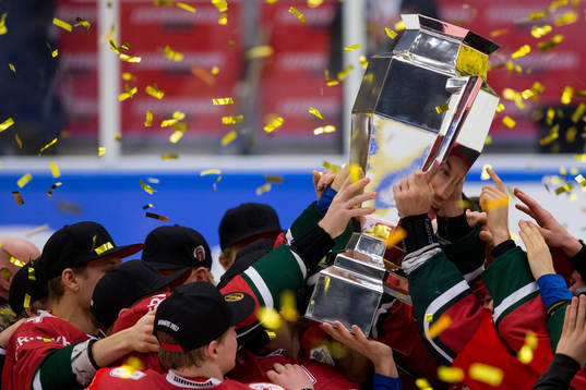 Frölunda lyfter pokalen vilken Casey Wellman reflekteras i