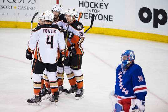 Ducks Jakob Silfverberg jublar med lagkamrater