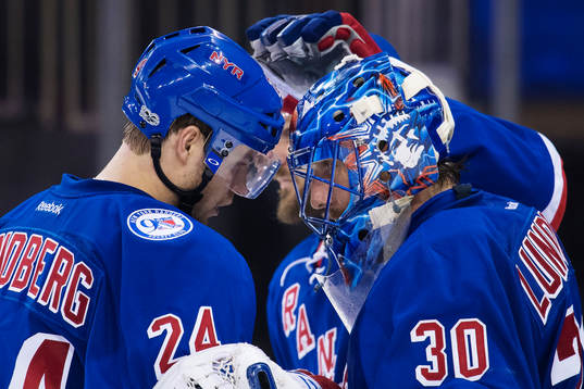 Rangers Oscar Lindberg och målvakt Henrik Lundqvist jublar