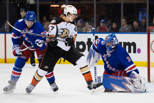 Rangers Ryan McDonagh och målvakt henrik Lundqvist utmanas
