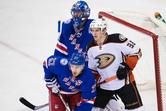Rangers Ryan McDonagh och målvakt henrik Lundqvist utmanas