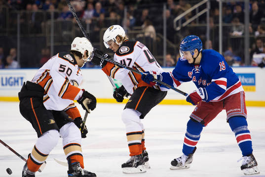 Ducks Hampus Lindholm utmanas av Rangers Jesper Fast