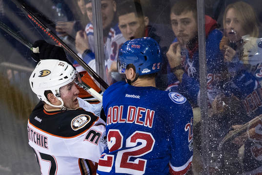 Ducks Nick Ritchie tacklar Rangers Nick Holden