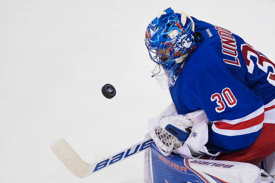 Rangers målvakt Henrik Lundqvist räddar ett skott