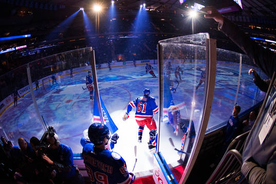 Rangers Rick Nash gör entré till ishockeymatchen i NHL