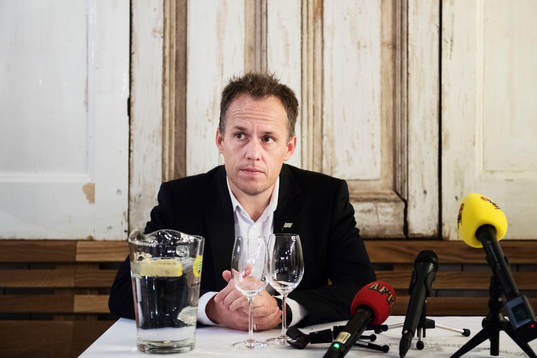 Hammarbys tränare Jakob Michelsen när nye spelaren Jiloan