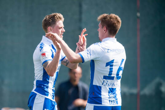 Sören Rieks kramas om av Mikael Boman