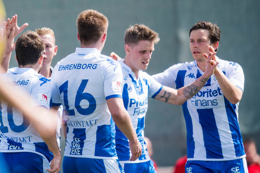 Sören Rieks kramas om av lagkamraterna